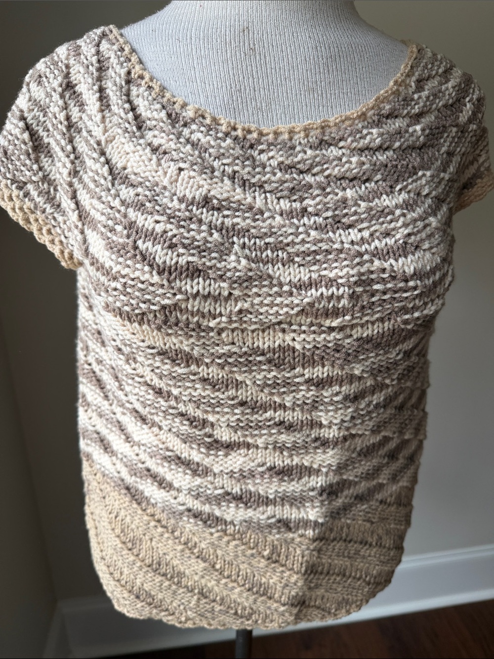 Textured Scoop Neck Short-Sleeve Sweater in Cream & Tan